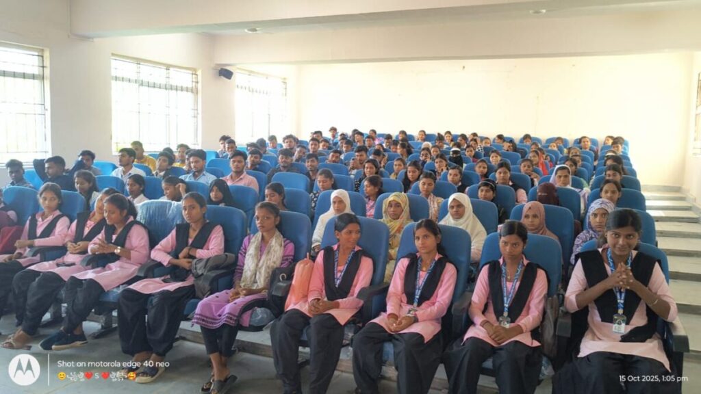  मॉडल कॉलेज 