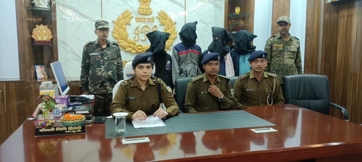 महिला के साथ सामूहिक