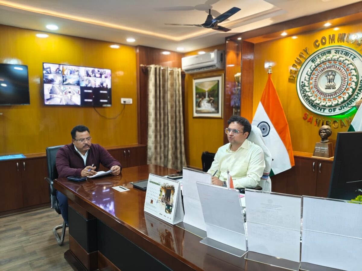 बैठक करते उपायुक्त