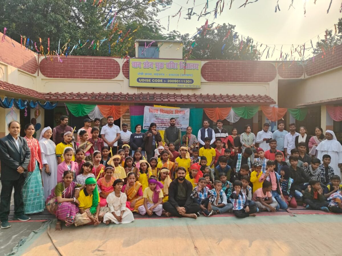 कपड़ों और फूलों का लगाया गया स्टॉल